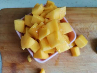 芒果芋圆西米露,芒果切小块