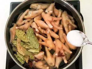 私房菜 密制酸辣鸡爪,加入2克精盐