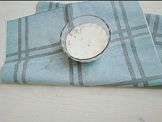 手煮奶茶西米露,把西米倒入小碗中,倒入熬好的椰奶。