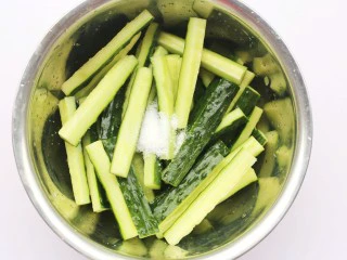 低脂爽脆开胃下饭的腌黄瓜条,切成细长条，加一勺盐腌制20分钟，倒出腌出的水分。