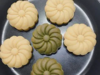 消暑小吃——绿豆糕,这步很简单，模具摸点油，取一块绿豆沙塑形就可以了