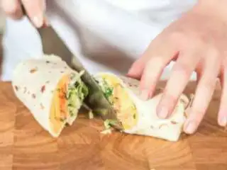 芒果薄荷卷饼(墨西哥风味),将卷好的饼从中间斜切,摆入盘中即可享用