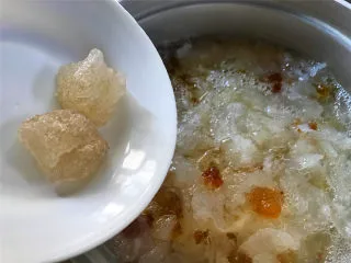 蔓越莓桃胶银耳羹,至桃胶和银耳呈透明色且软糯，加入冰糖。