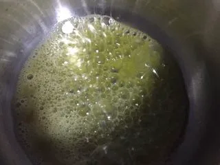 创意鹅肝甜点,将剩余黄油加热至融化