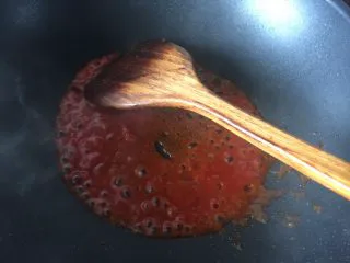 通心肠番茄意面,然后加入适量开水翻拌均匀