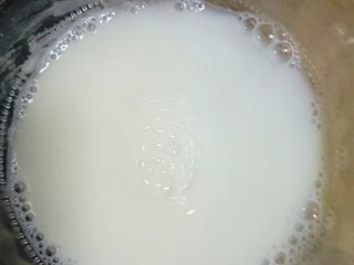 清真小吃之打卤面,倒入水淀粉,等待十秒后出锅,在倒入水淀粉时切勿搅动,如果搅动了卤汁不能凝固,会很稀。