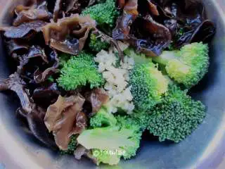 西兰花拌木耳,木耳和西兰花放在一起，加入盐、鸡精、醋、味极鲜酱油，撒上一把蒜末、辣椒面 