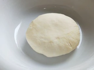 手擀面 北京特色小吃 炸酱面,合成光滑的面团醒放半小时揉均匀。