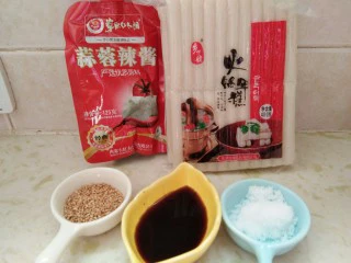 韩式辣炒年糕，炙手可热的小吃,所有原材料准备完毕。