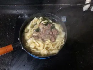 河南小吃-羊肉烩面,18、煮熟的羊肉切成小块放入锅中。