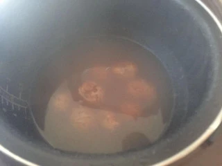 红薯栗子糖水,将板栗放入锅中加入适量水，煮7分钟左右