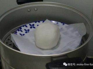 老北京小吃之“驴打滚”,蒸锅大火做开水,盘子里放一张油纸,防止糯米面团粘盘子上,中火蒸15~20分钟。