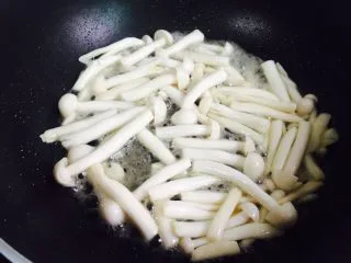 西兰花炒白玉菇,大火翻炒片刻至出水变软