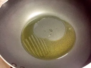 酸汤肥牛（番茄浓汤版）,热锅倒油烧至八成热。