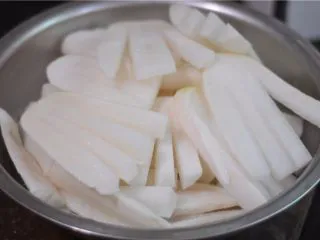 超级爽口的开胃萝卜干,将所有的萝卜块都切好,放在大盆里