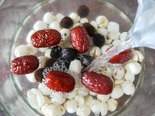 莲子红枣桂圆汤,再倒入1000毫升的