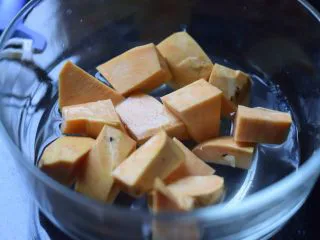 暖心红薯拿铁,放在微波炉可用的容器里，加少许水，大概到红薯一半高。