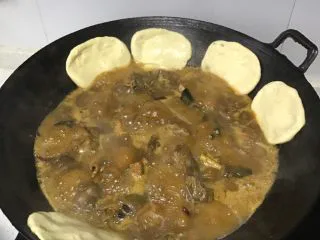 北方的“小鸡喝饼” 材料简单，饭菜同出！！,煮的差不多时，贴喝饼。(我用玉米面和小麦面粉一起和的面)