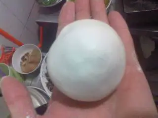 广西桂林恭城特色小吃-柚子叶粑,糯米粉和好。不软不硬最好。分成一份一份的，取一份搓圆