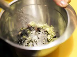 南法风味香煎银鳕鱼,将酱汁部分全部放一起打碎。