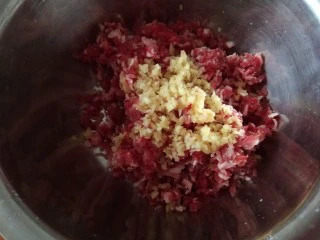 山西太原特色小吃，羊肉手抓饼,加入适量姜末。