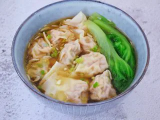 鲜虾猪肉馄饨,放上生菜，撒上葱花即可食用了