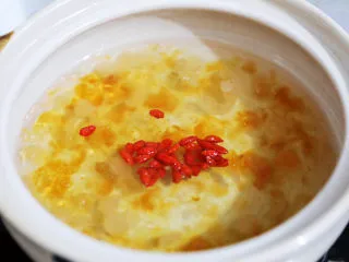 桃胶皂角米雪燕羹,加入枸杞