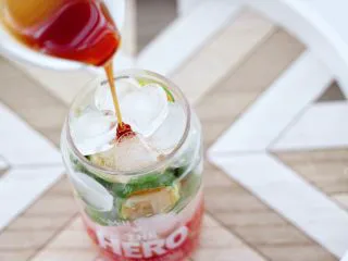 无花果普洱冰茶,这个时候倒入蜂蜜调味来增加口感。