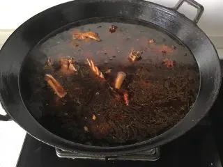 北方的“小鸡喝饼” 材料简单，饭菜同出！！,加开水多点。我用的是走地鸡，难煮。(小鸡可以少放点水)