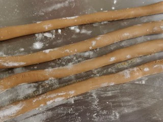 宅家自制珍珠奶茶,将面团搓成细长条状。