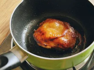 照烧风味鸡腿饭,去除鸡腿肉，去掉姜丝，中小火煎鸡腿肉，一开始先鸡皮朝下，煎到鸡皮金黄后翻面继续煎，待鸡肉全熟后刷上照烧汁，翻面略微煎一下鸡皮即可。（最后煎鸡皮不要太久，否则照烧汁容易焦）