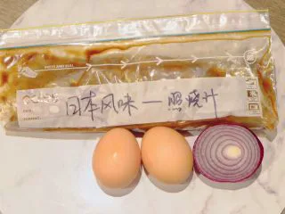 秘制异国风味鸡胸肉腌料&绝佳搭配 （减肥必备）,这里想要搭配一个不一样的日式蛋包饭 以往的蛋包饭都是番茄口味的 这次不如试试我的照烧味蛋包饭吧 材料如图 别忘了煮米饭哦
