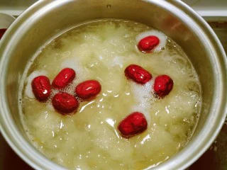 苹果银耳红枣汤,继续加热5分钟