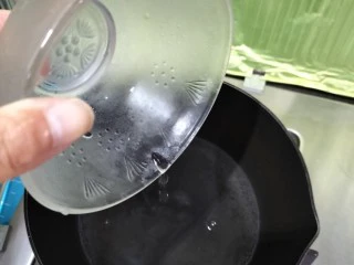 红糖珍珠奶茶,倒入150ml水