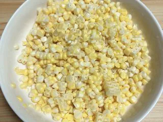 香甜南瓜玉米汁,玉米粒准备好待用。