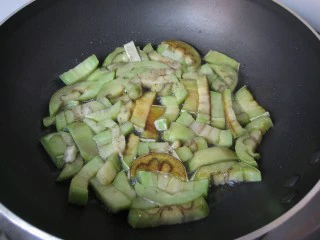 三丝茄子：香辣过瘾的潇湘风味下饭菜,锅烧热倒入较多油，放入茄子用小火焦炸至变软捞出。