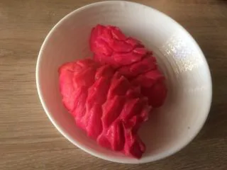 双色果蔬芋圆,火龙果皮洗干净,切去干硬部分;