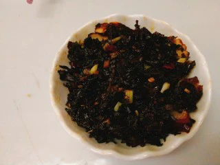 家常菜+梅菜扣肉,煎好的五花肉切片,厚薄随意。码放在碗里,铺上炒好的梅干菜