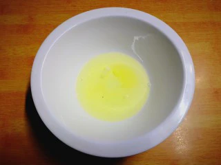 健康电饭锅蛋糕,蛋清打入大碗