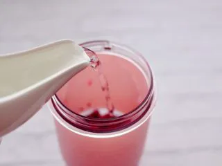 火龙果小番茄蜂蜜果汁,最后倒入纯净水，喜欢果汁稀一点的，可以多加一些纯净水。
