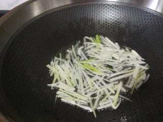 山西小吃炒不烂子,翻炒变色。