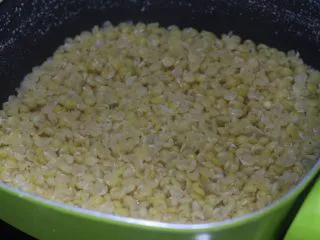 老北京小吃之“豌豆黄”,加糖后小火煮至这个程度,只剩下锅底的一点水份。