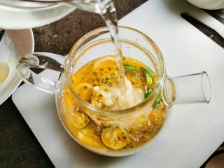 自己弄得水果茶，比外面好喝N倍,放入适量的蜂蜜，凉白开水搅拌均匀就可以喝啦，也可以加冰块，很好喝！