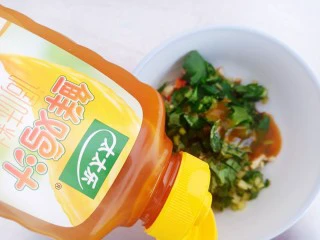 皮蛋特色小吃,加入少许食盐,白糖,一勺生抽,一勺香醋,1勺蚝油,一勺太太乐鲜鸡汁。