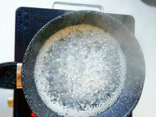 手煮奶茶西米露,西米不用泡水开之后直接下到锅里。