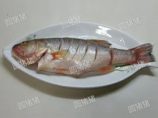 老干妈豆豉蒸鱼——懒人也能出好菜,取盐1/4小匙，料酒1小匙，涂抹在鱼身上，腌制10分钟。