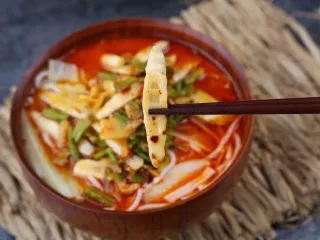 何必浪荡街头,在家也能嗦一碗粉,加了腰果酱的米粉汤料浓郁,粉质细腻,粉质可根据个人口味来调控,按煮的时间长短,可软糯可弹牙。 一粥一饭,当思来之不易; 一饮一啄,饱蘸苦辣酸甜。