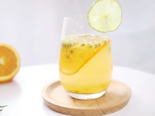 酸甜的味道，如校园般的爱情，橙子百香果饮,最后放上一片青柠 完成