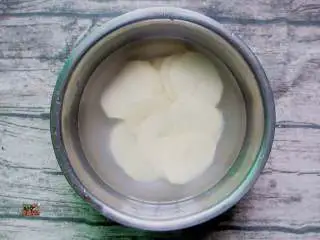 延吉小吃——沾串,土豆去皮,切成薄片,用盐水浸泡