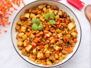 米饭杀手肉末炒杏鲍菇,很入味,下饭挺赞的,并且没太多的油,口感还算清淡。